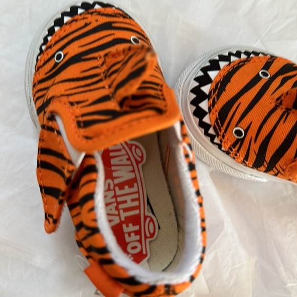 #40❤️ New with tags Vans V tiger shark slip on sneakers - Picture 10 of 10
